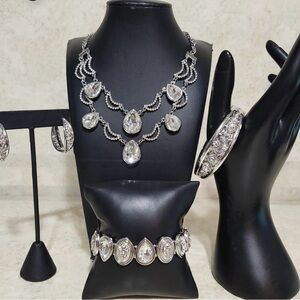 Elegant Silver Jewelry Set with Crystal Accents